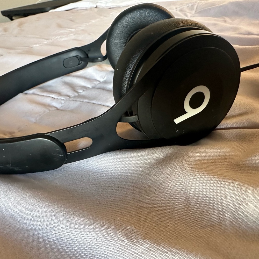 Beats by Dre Black Over-Ear Headphones with Ergonomic Design